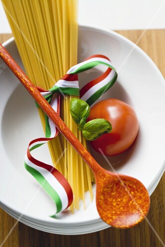Spaghetti, tomato and basil