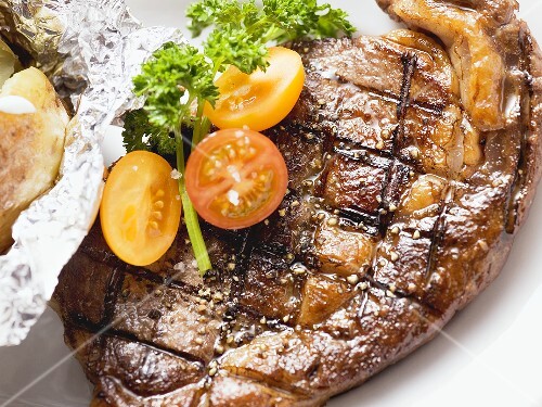 Gegrilltes Rumpsteak mit Tomaten und Folienkartoffel