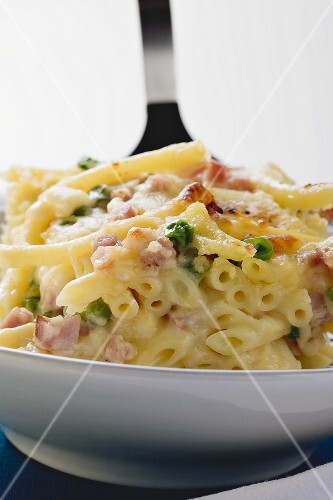 Macaroni gratin with ham and peas