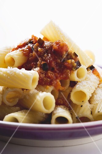 Rigatoni with tomato and aubergine sauce