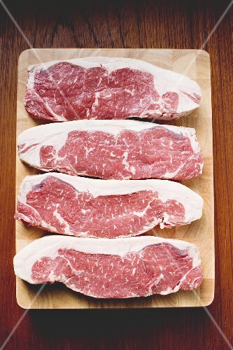Rinderlenden-Steaks auf Holzbrett