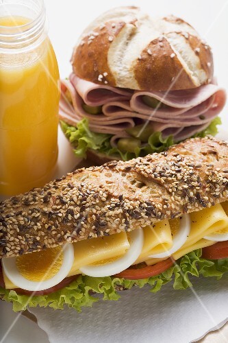 Käsesandwich, Laugenbrötchen mit Wurst & Fruchtsaft