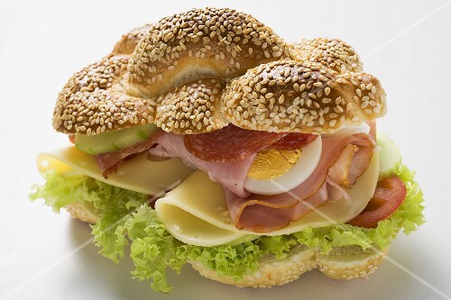 Schinken-Salami-Käse-Sandwich mit Ei