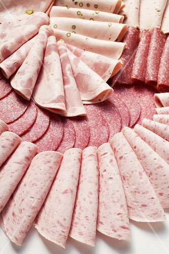Verschiedene Wurstsorten, aufgeschnitten