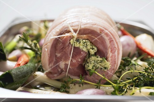 Rollbraten mit Kräuterfüllung auf Gemüsebett