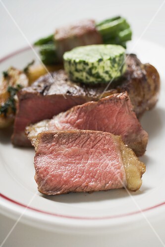 Rindersteak mit Kräuterbutter und Speckbohnen