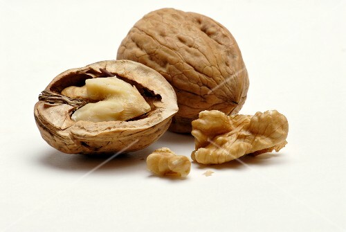 Unshelled walnut and half walnut with kernel
