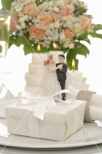 Wedding place-setting with gift and bride & groom figures