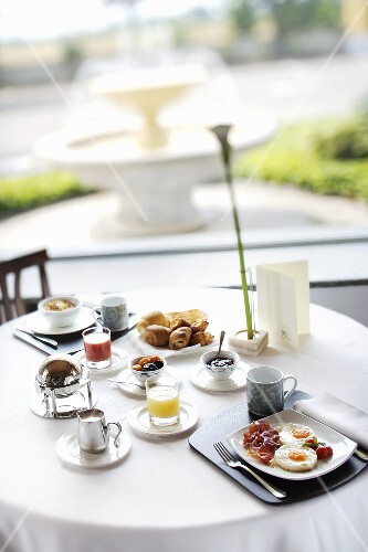 Breakfast table in a hotel with view to outside