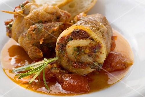 Schweinebauchröllchen mit Tomatenpesto, Weissbrot