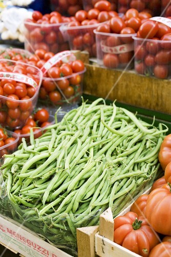 Grüne Bohnen und Tomaten auf dem Markt