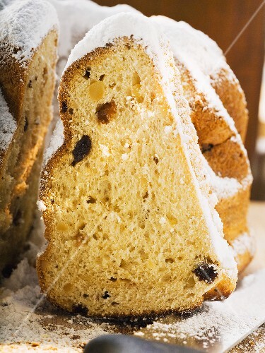 Gugelhupf mit Puderzucker, angeschnitten