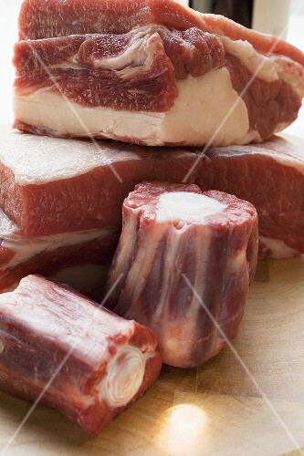 Verschiedene Rindfleischsorten (Bauchfleisch, Ochsenschwanz)