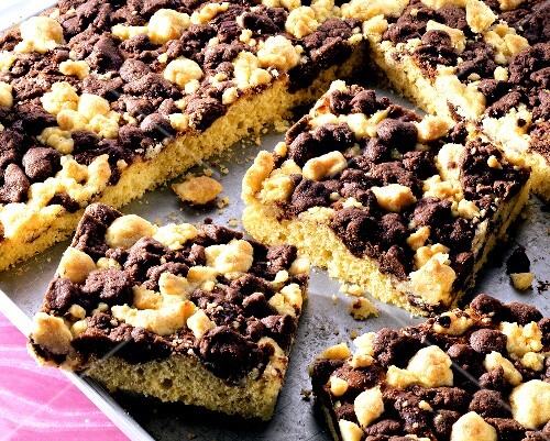 Crumble cake with chocolate and butter crumble