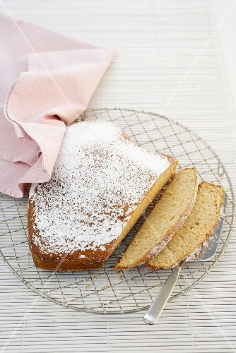 Herzförmiger Butterkuchen mit Puderzucker, angeschnitten