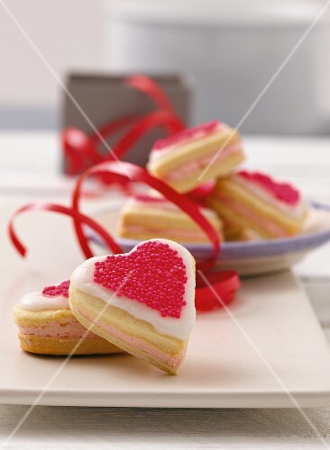 Orangenherzen mit Buttercreme und rosa Zuckerperlen