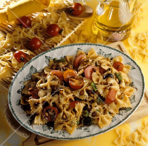 Farfalle salad with tomatoes, pine nuts and peppers