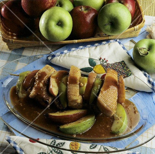 Duck and apple kebabs with sauce
