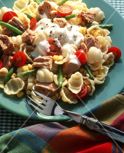 Pasta salad with tuna, cherry tomatoes and crème fraiche