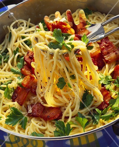 Spaghetti with bacon and parsley