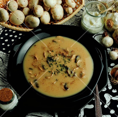 Champignoncremesuppe auf Teller, Deko: Zutaten