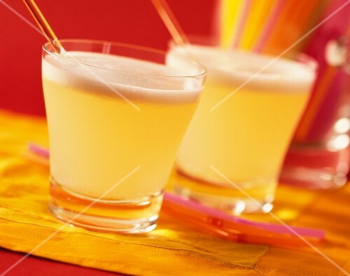 Two glasses of Pisco Sour
