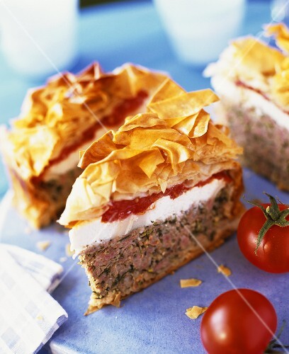 Minced meat pie with filo pastry (1)