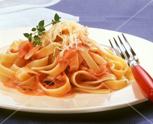Fettuccine al prosciutto (Pasta with tomato sauce and ham)