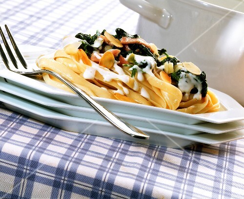 Tagliatelle with ham and spinach in cream sauce