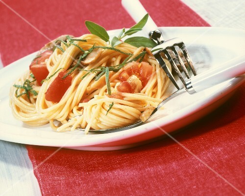 Spaghetti all'umbra (Spaghetti with tomatoes, mushrooms & sage)