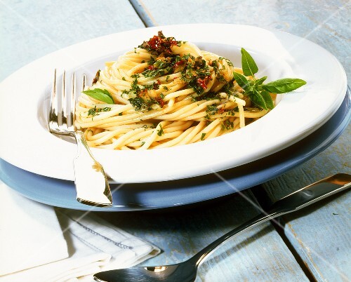 Spaghetti aglio, olio e peperoncino (Spicy pasta dish)