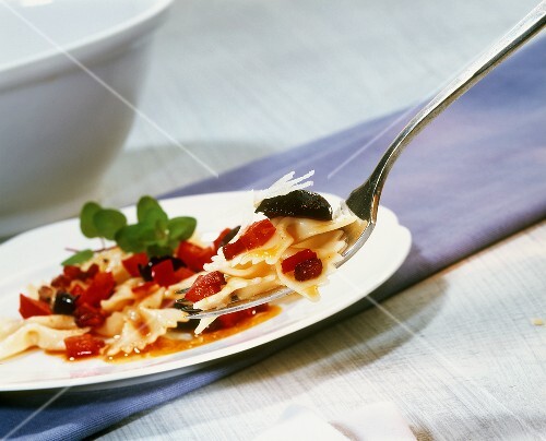 Farfalle with olives, peppers and bacon