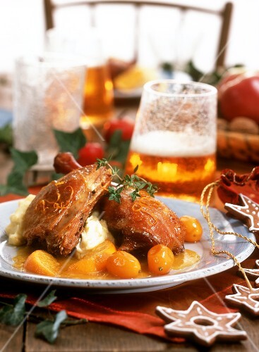 Gänseschlegel mit Kartoffelpüree und Zitrusfrüchten