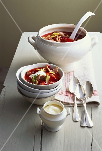 Bortsch with lamb shank, white cabbage and sour cream