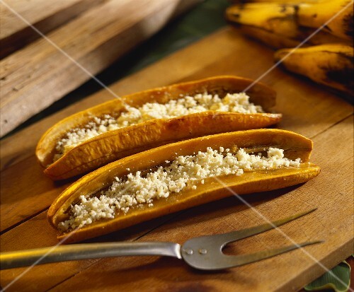 Platanos con queso (plantains with grated cheese, Venezuela)