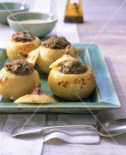 Onions stuffed with mince and herbs