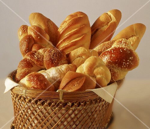 Verschiedene Brotsorten im Brotkorb
