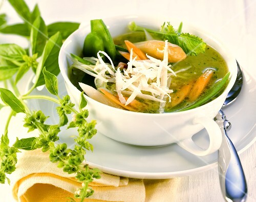 Frühlingssuppe mit weissem Spargel