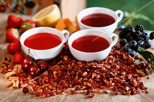 Red fruit teas between fresh and dried fruits