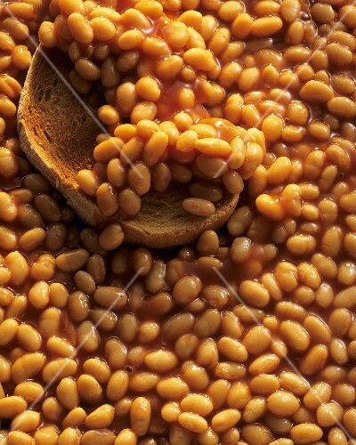 Baked beans with slice of toast (filling the picture)