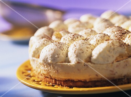Snowball tart with cream and mandarin oranges