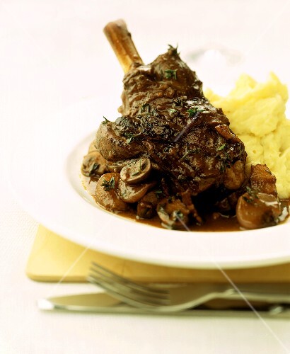 Lamb shank with mushrooms and mashed potato