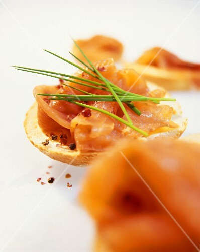 Salmon roll with chives and pink pepper