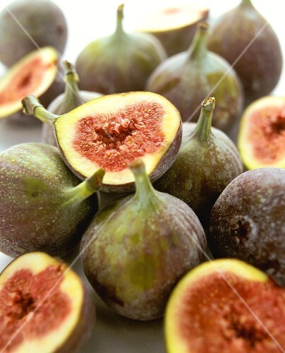Fresh figs, a few halved