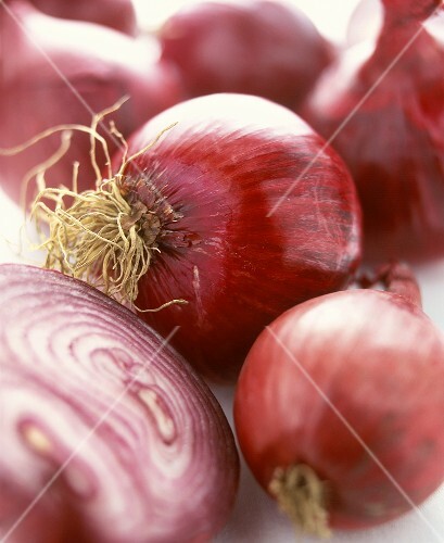 Red onions (close-up)
