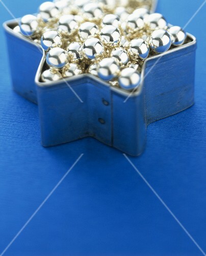 Star-shaped cutter filled with balls