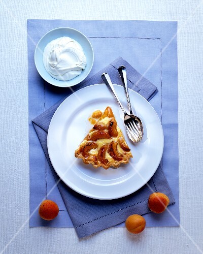 Piece of caramelised apricot tart; cream