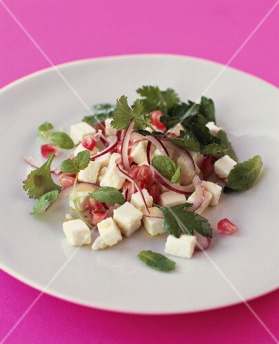 Schafskäsesalat mit Granatapfelkernen, Zwiebeln und Kräutern