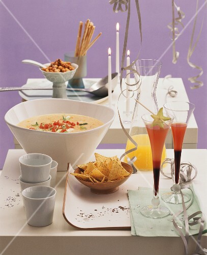 New Year's Eve buffet: lentil soup, cocktails & tortilla chips