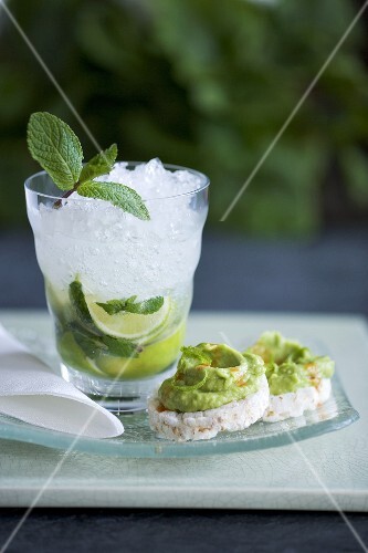 Mojito and rice crackers with guacamole